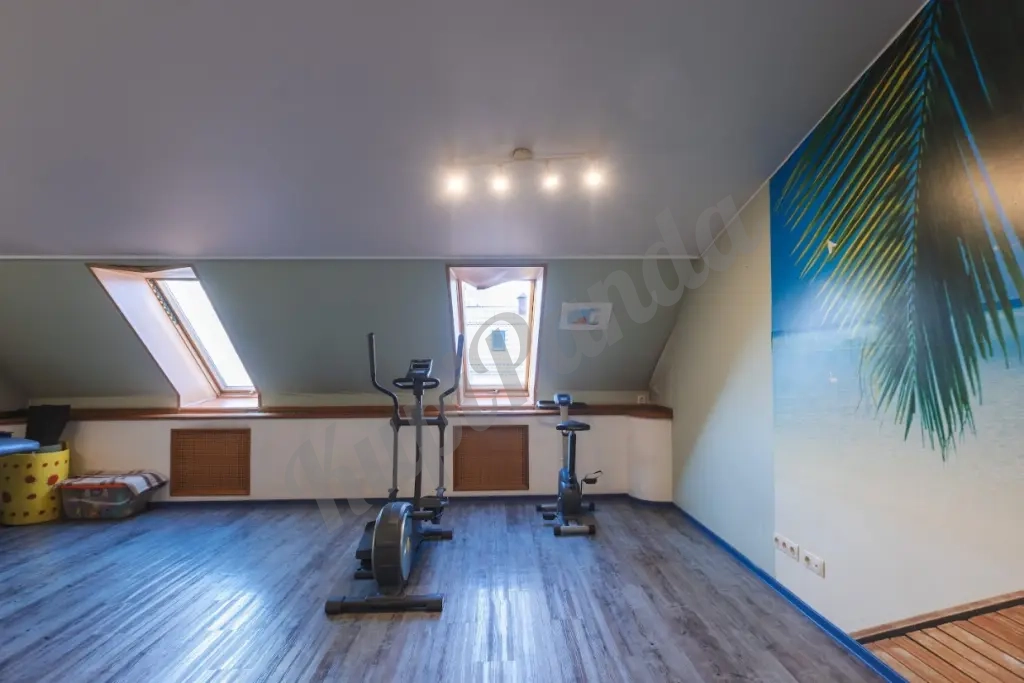 Коттедж 272 м² на участке 4 сот.