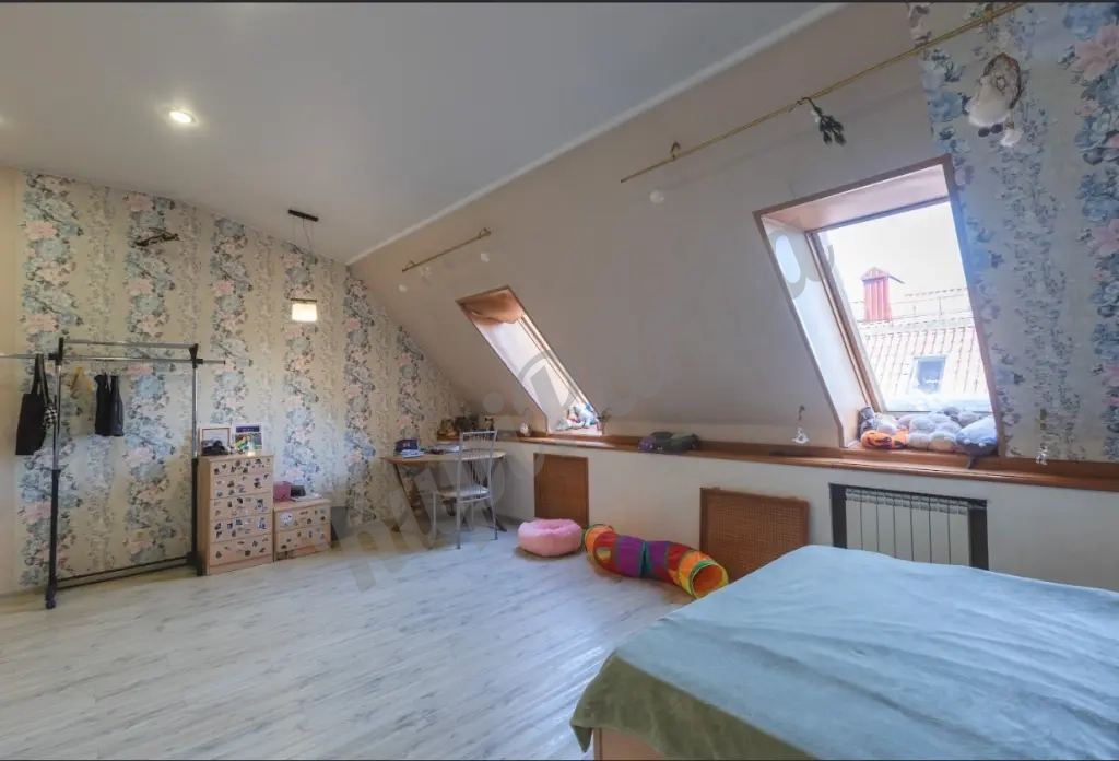 Коттедж 272 м² на участке 4 сот.