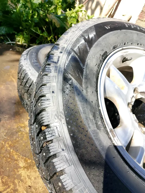 Шины зима на дисках 235/70R16 бу 2 шт