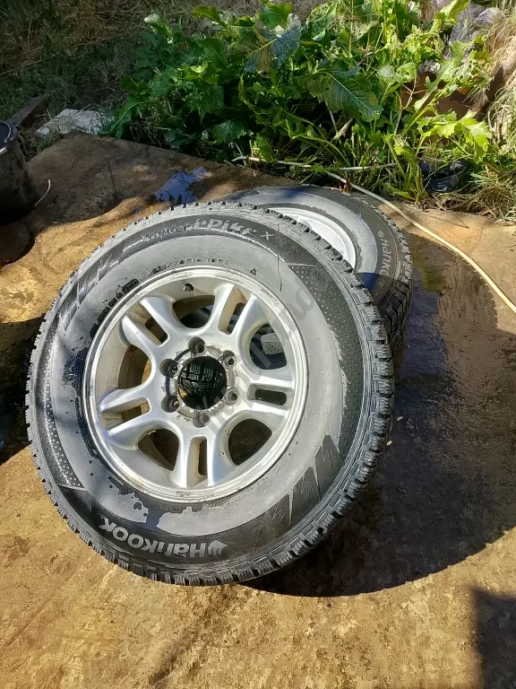 Шины зима на дисках 235/70R16 бу 2 шт