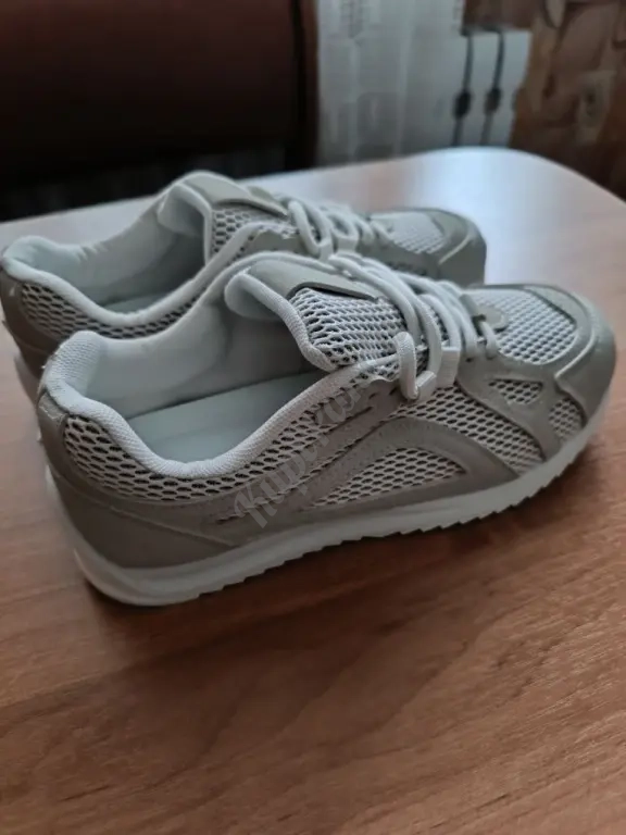 Кроссовки женские новые