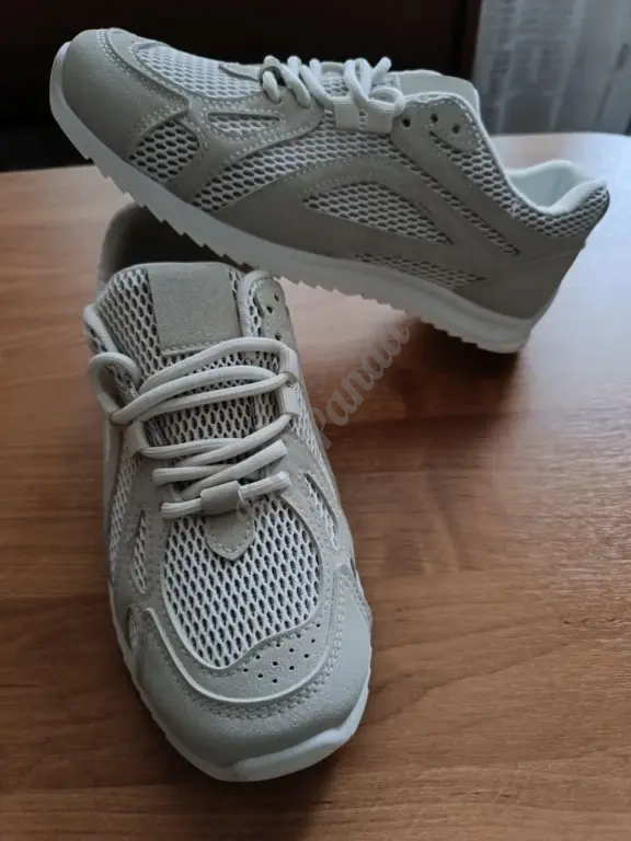Кроссовки женские новые