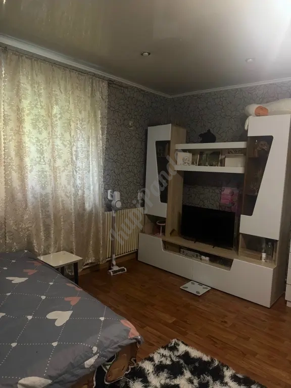 Сдам однокомнатную квартиру в районе центра.
