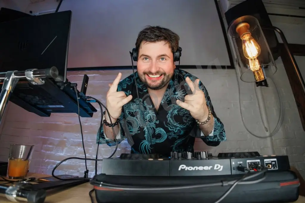 Диджей с профессиональным оборудованием