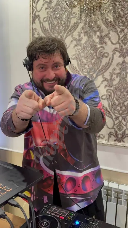 Диджей с профессиональным оборудованием