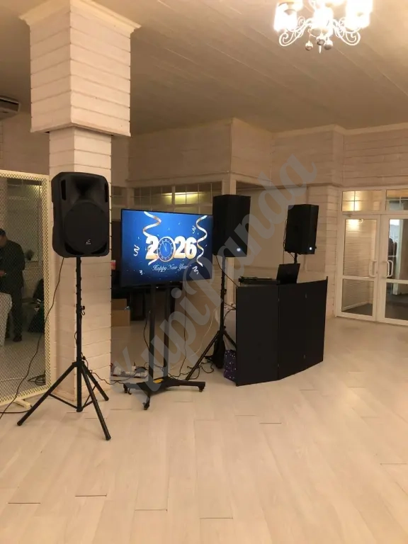 Диджей с профессиональным оборудованием