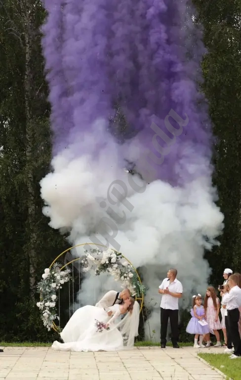 Диджей с профессиональным оборудованием