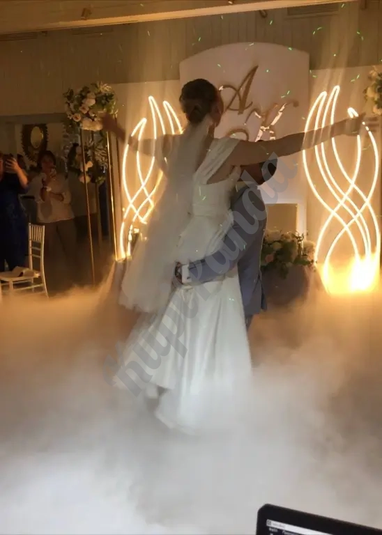 Диджей с профессиональным оборудованием