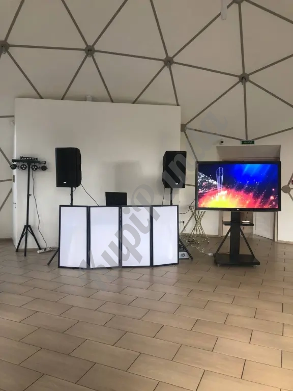 Диджей с профессиональным оборудованием