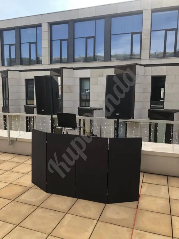 Диджей с профессиональным оборудованием