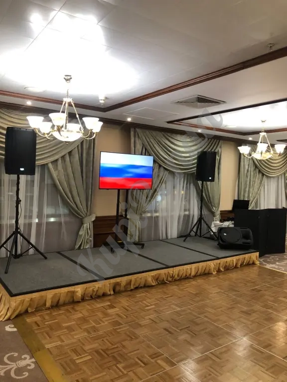 Диджей с профессиональным оборудованием