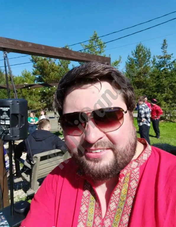 Диджей с профессиональным оборудованием