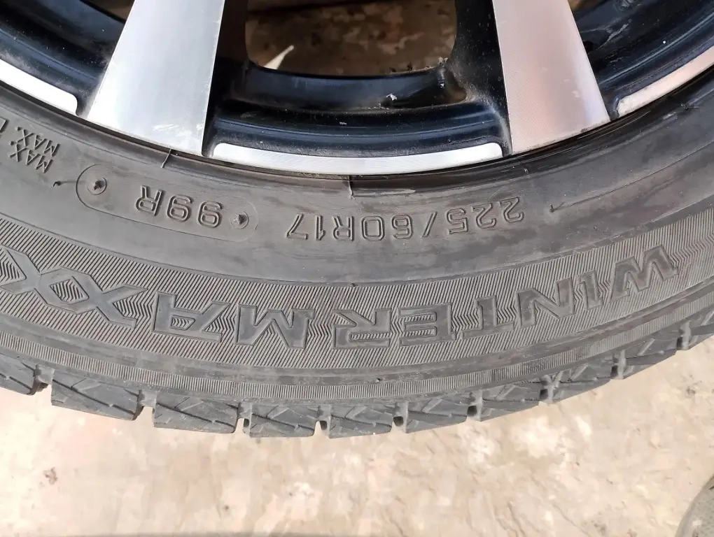 Продам зимнюю резину DANLOP c дисками Lffit 225/6017