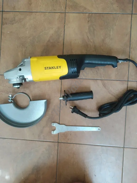 Угловая шлифмашина Stanley STGL2223-RU