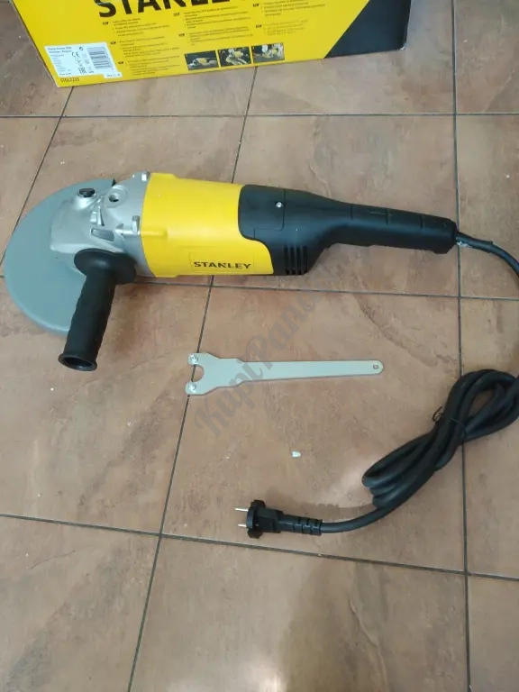 Угловая шлифмашина Stanley STGL2223-RU