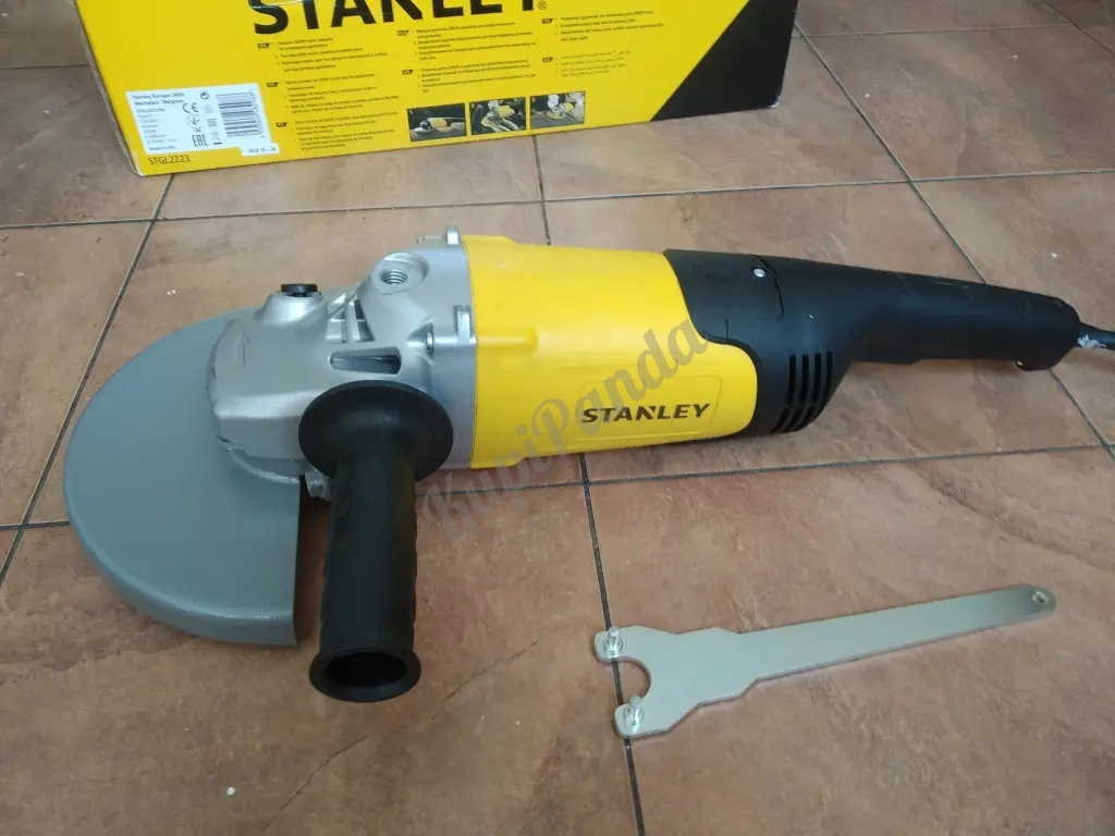 Угловая шлифмашина Stanley STGL2223-RU