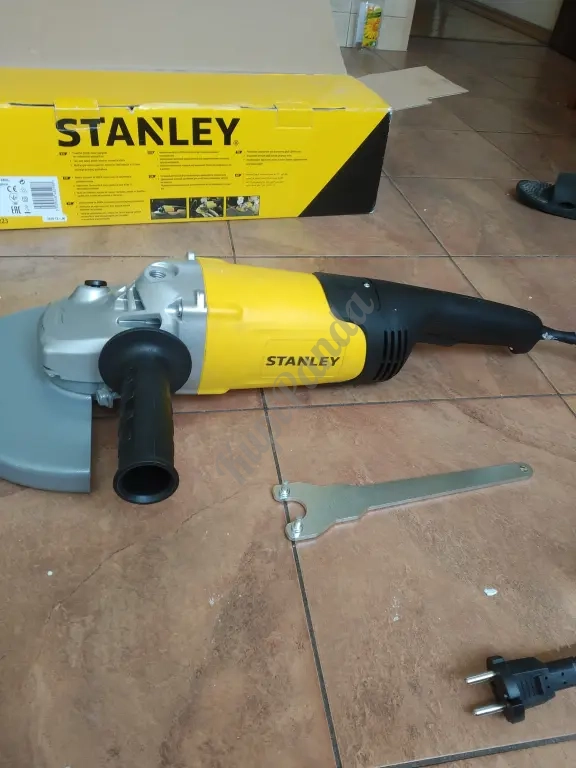 Угловая шлифмашина Stanley STGL2223-RU