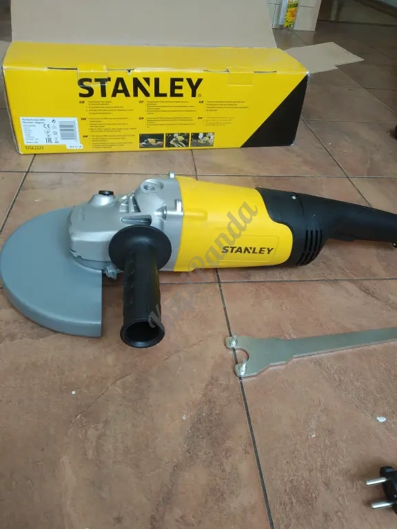 Угловая шлифмашина Stanley STGL2223-RU