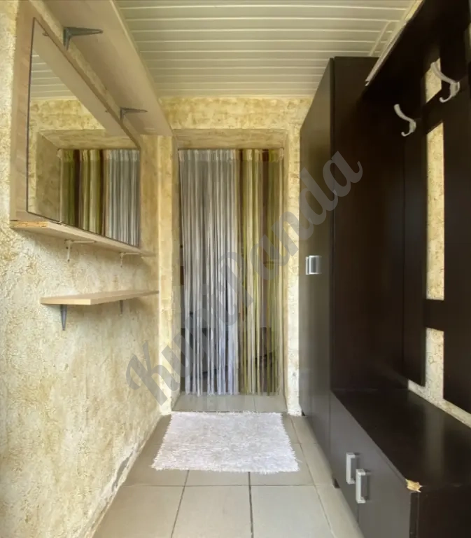 3-комнатный кирпичный дом 50 м² на большом участке 6 сот. Газ, центральная вода, косметический ремонт + мебель.