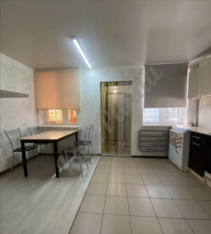 3-комнатный кирпичный дом 50 м² на большом участке 6 сот. Газ, центральная вода, косметический ремонт + мебель.