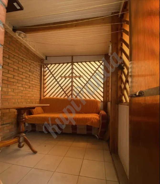 3-комнатный кирпичный дом 50 м² на большом участке 6 сот. Газ, центральная вода, косметический ремонт + мебель.