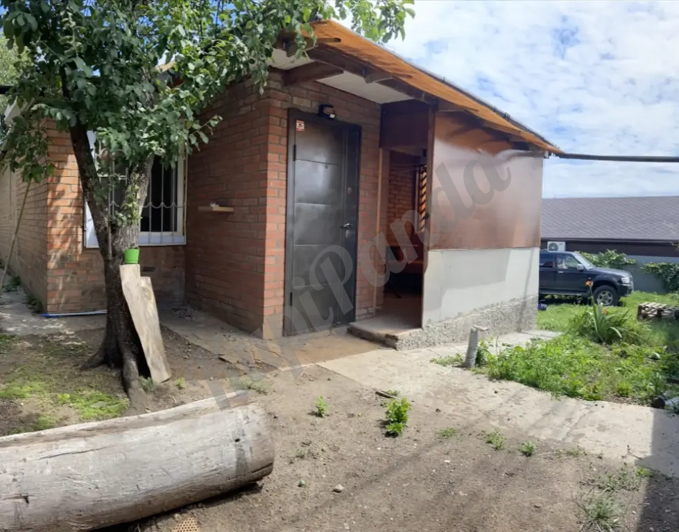 3-комнатный кирпичный дом 50 м² на большом участке 6 сот. Газ, центральная вода, косметический ремонт + мебель.