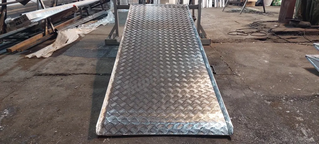 Мост погрузочный с бортиками для погрузки техники в авто