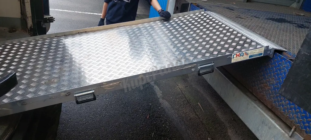 Мост погрузочный с бортиками для погрузки техники в авто