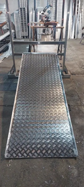 Мост погрузочный с бортиками для погрузки техники в авто