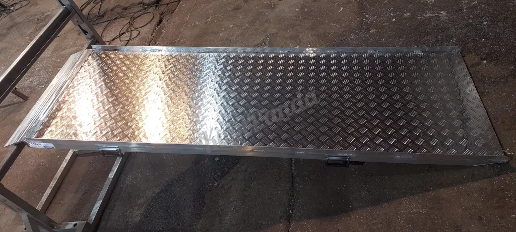 Мост погрузочный с бортиками для погрузки техники в авто