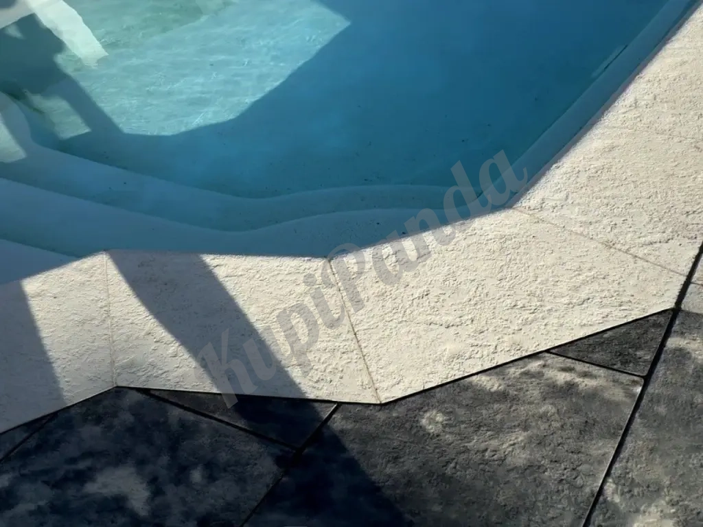 Компинговый камень для бассейна